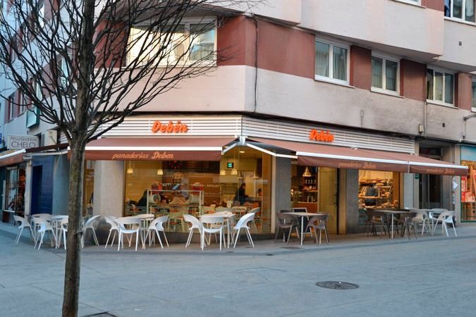 Un restaurante con mesas y sillas al aire libre.