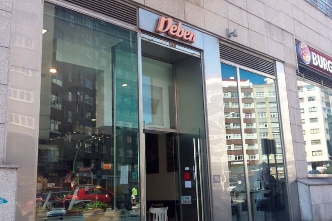 Un escaparate con la palabra deber en él