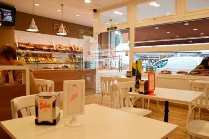 Una imagen borrosa de un restaurante con mesas y sillas.