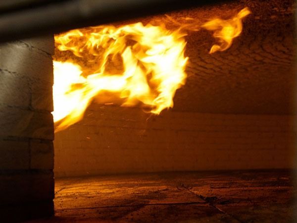Un fuego sale de un horno de ladrillos