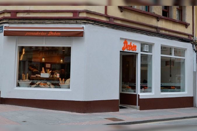 Una panadería está ubicada en la esquina de una calle.