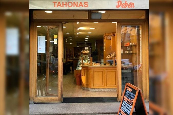 Una panadería con un cartel que dice tahonas.