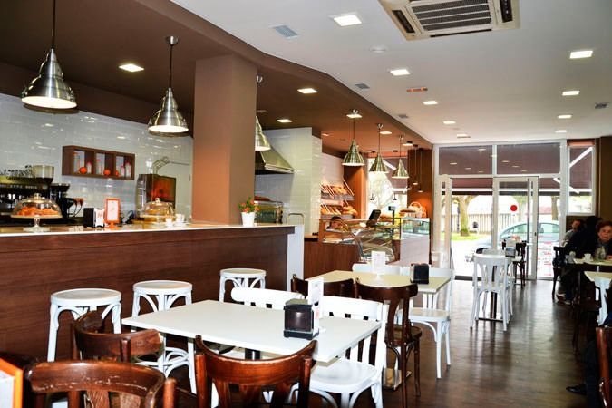 Un restaurante con mesas y sillas y un bar.