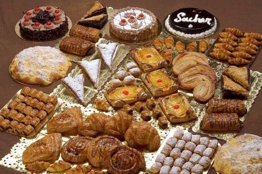 Una variedad de pasteles, incluyendo un pastel que dice sucher