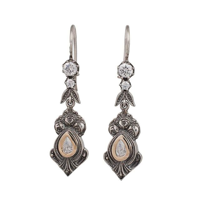 Um par de brincos pendentes ornamentados em prata, estilo antigo, com duas pequenas pedras redondas