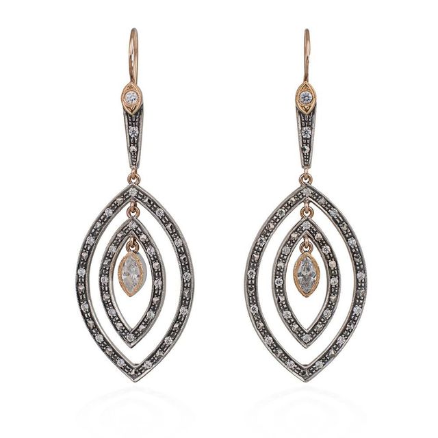 Um par de brincos pendentes com detalhes em ouro rosa e diamantes cravejados em pavé, em uma moldura em formato de marquise.