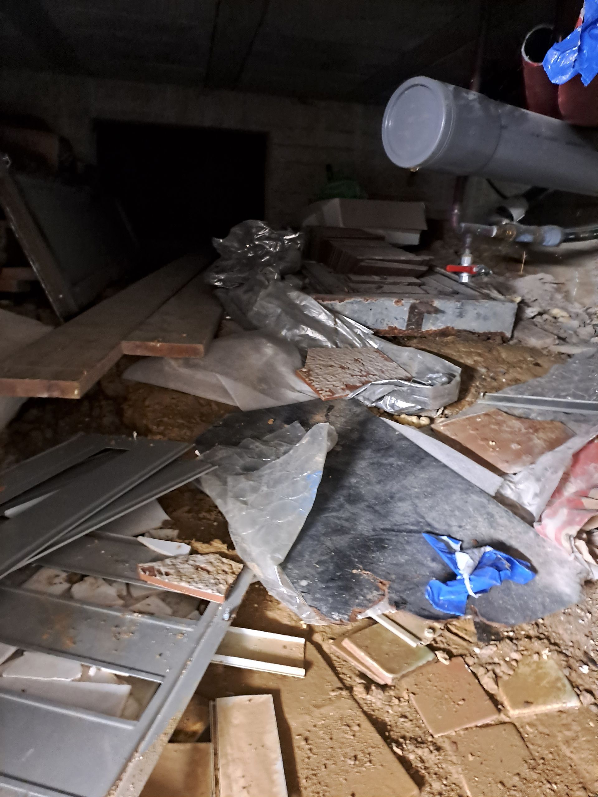 Espace sous-terrain encombré avant débarras