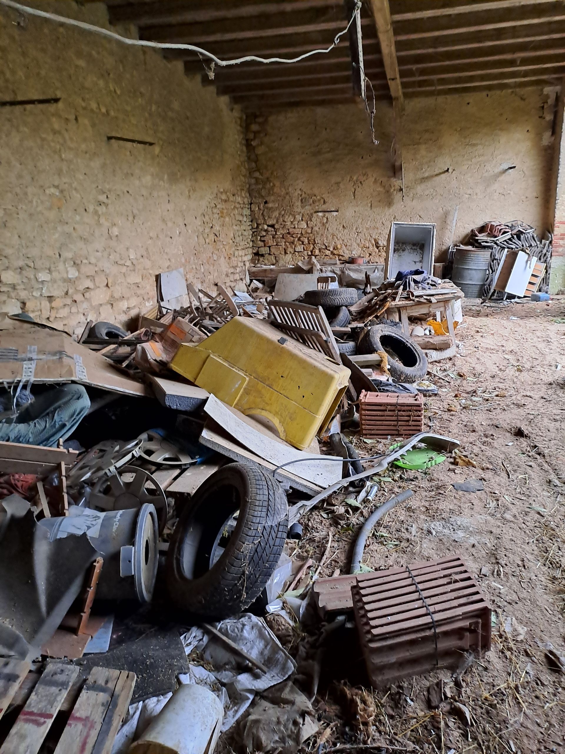 Grange pleine de détritus
