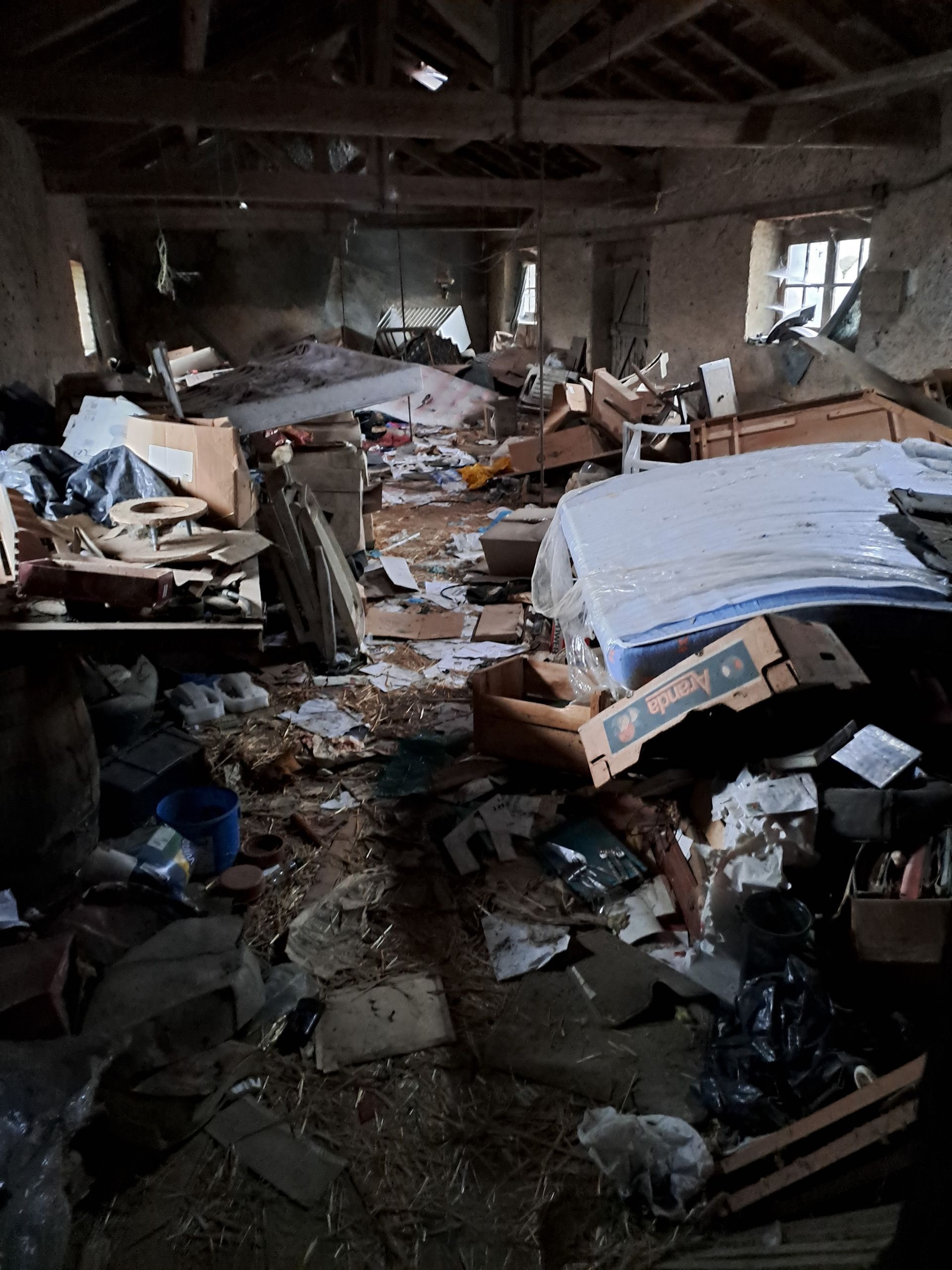 Cave encombrée avant débarras