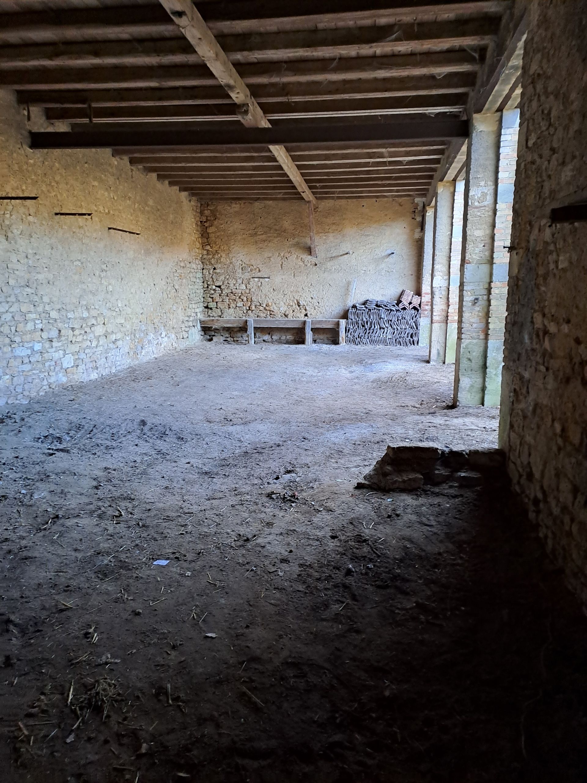 Grange vide de détritus