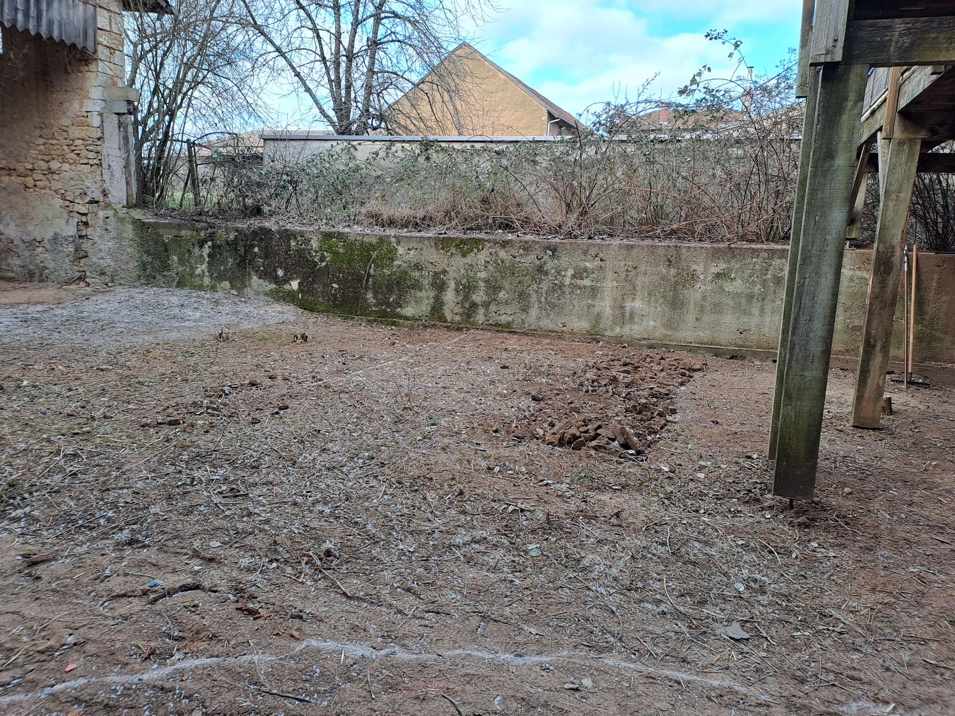 Espace extérieur propre après l'intervention de l'entreprise de débarras