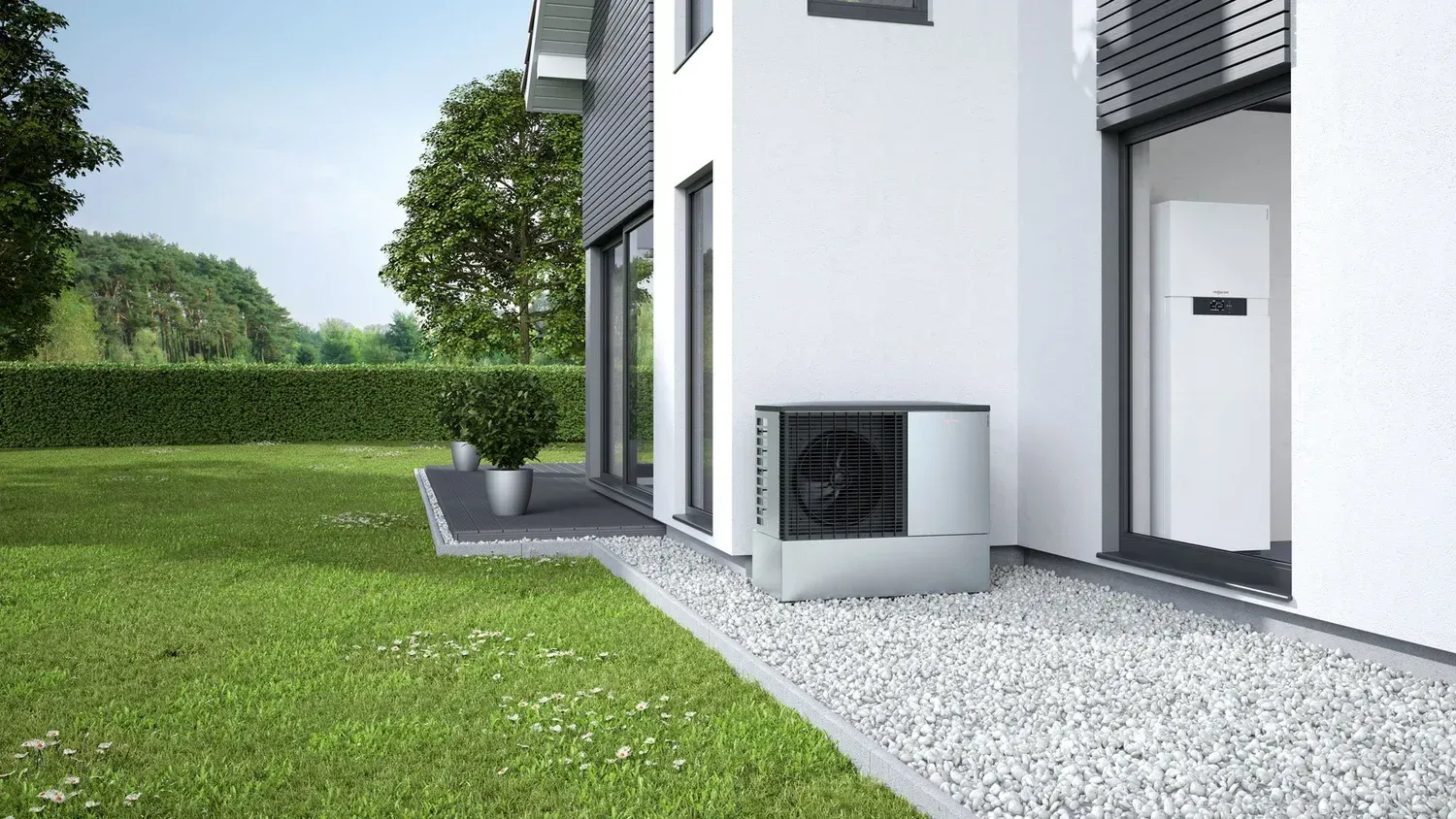 Weisse Lieferwagen mit Firmenlogos parken, in der Nähe eines Hauses, Gerüste stehen und Dacharbeiten werden durchgeführt.