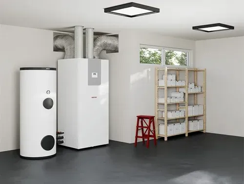 Weisser Hauswirtschaftsraum mit Warmwasserbereiter, Heizung, Regalen und rotem Hocker.