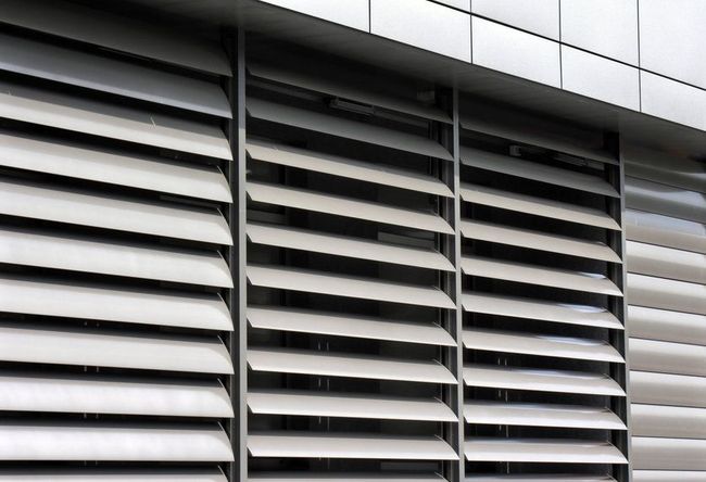 Un edificio con muchas persianas.