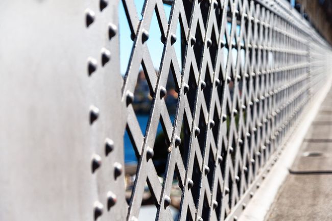 Un primer plano de una valla metálica en un puente.