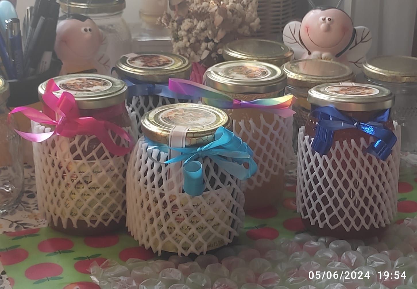 Un grupo de frascos con cintas están colocados sobre una mesa.