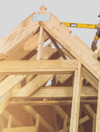 Un homme travaille sur le toit d'une maison en construction