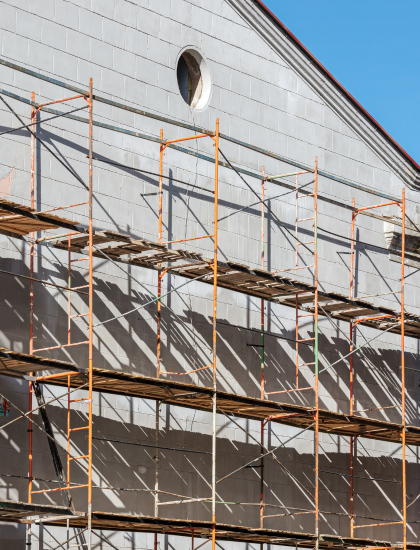 Un bâtiment en construction avec des échafaudages autour
