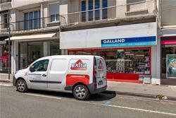 Voiture utilitaire devant magasin Galland