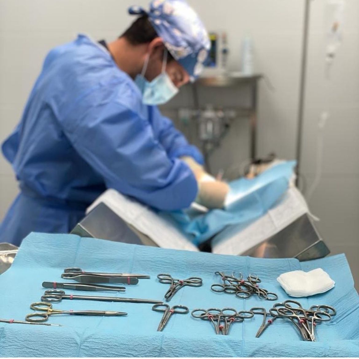 Un cirujano está trabajando con un paciente en un quirófano.