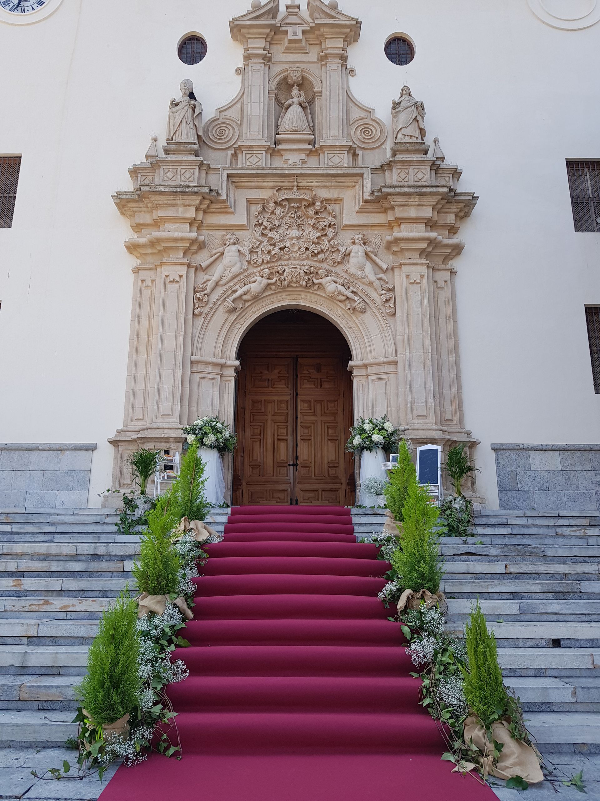 Una iglesia con una alfombra roja en las escaleras