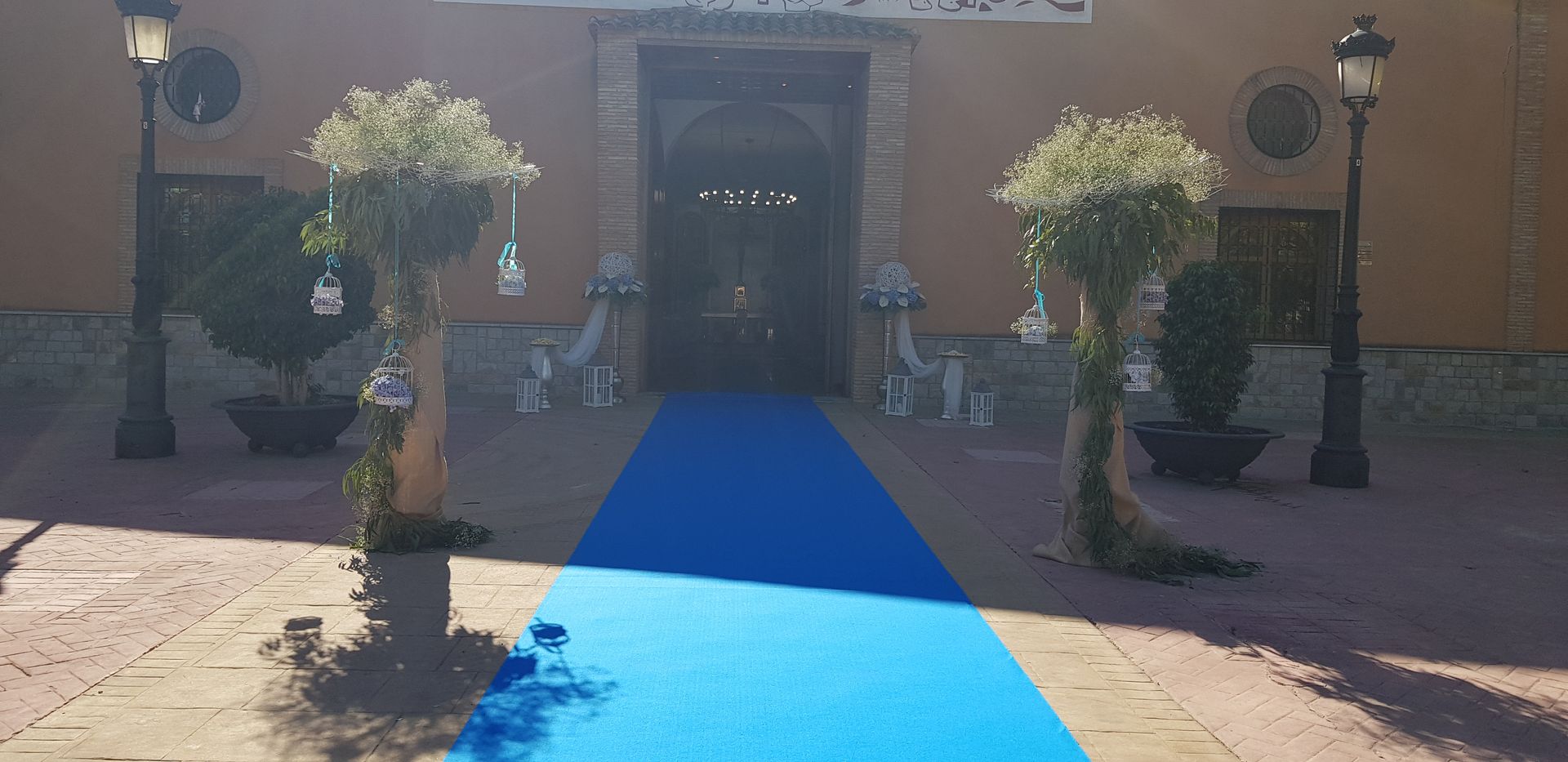 Una alfombra azul conduce a la entrada de un edificio.