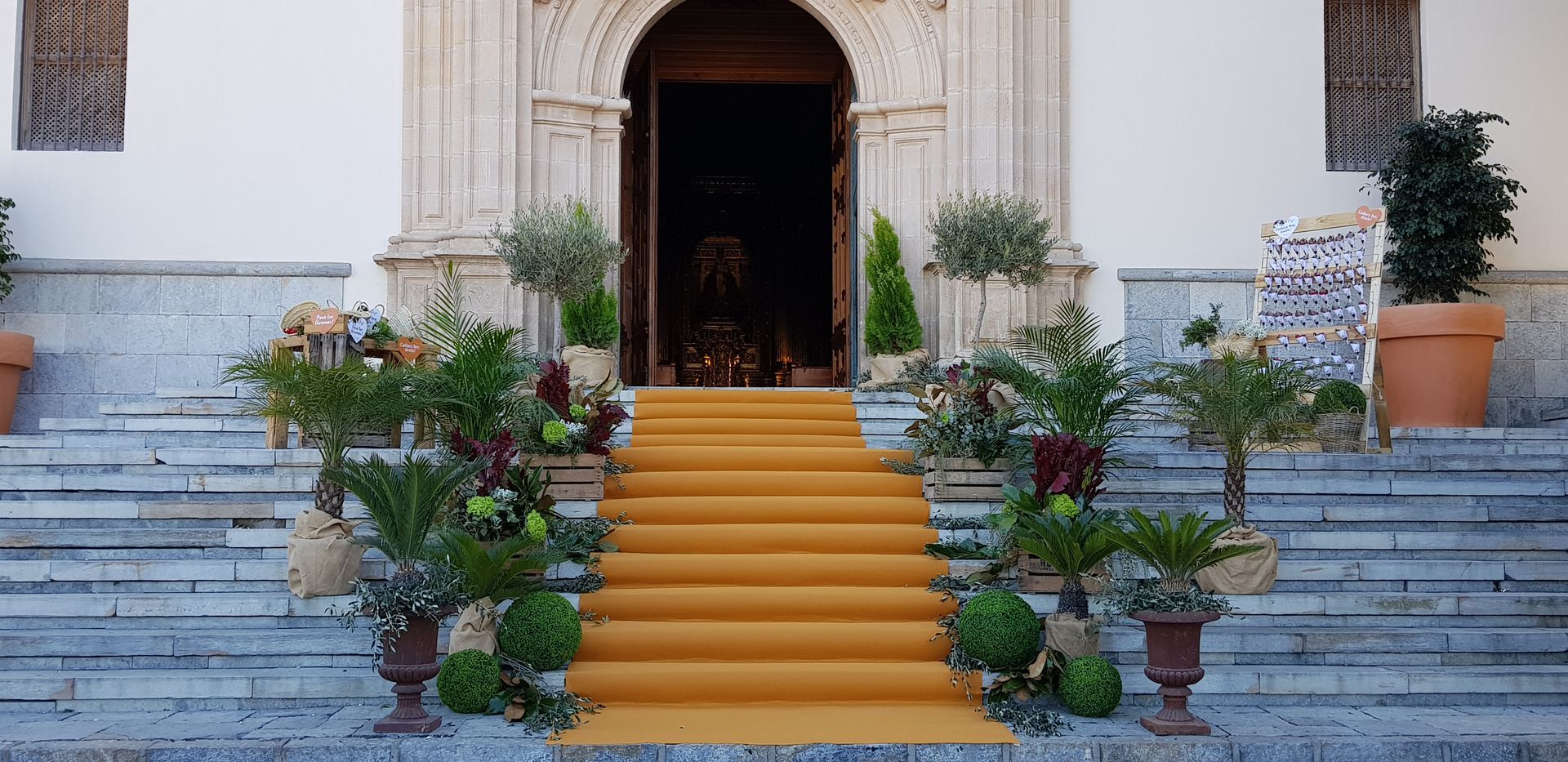 Un conjunto de escaleras que conducen a la entrada de un edificio