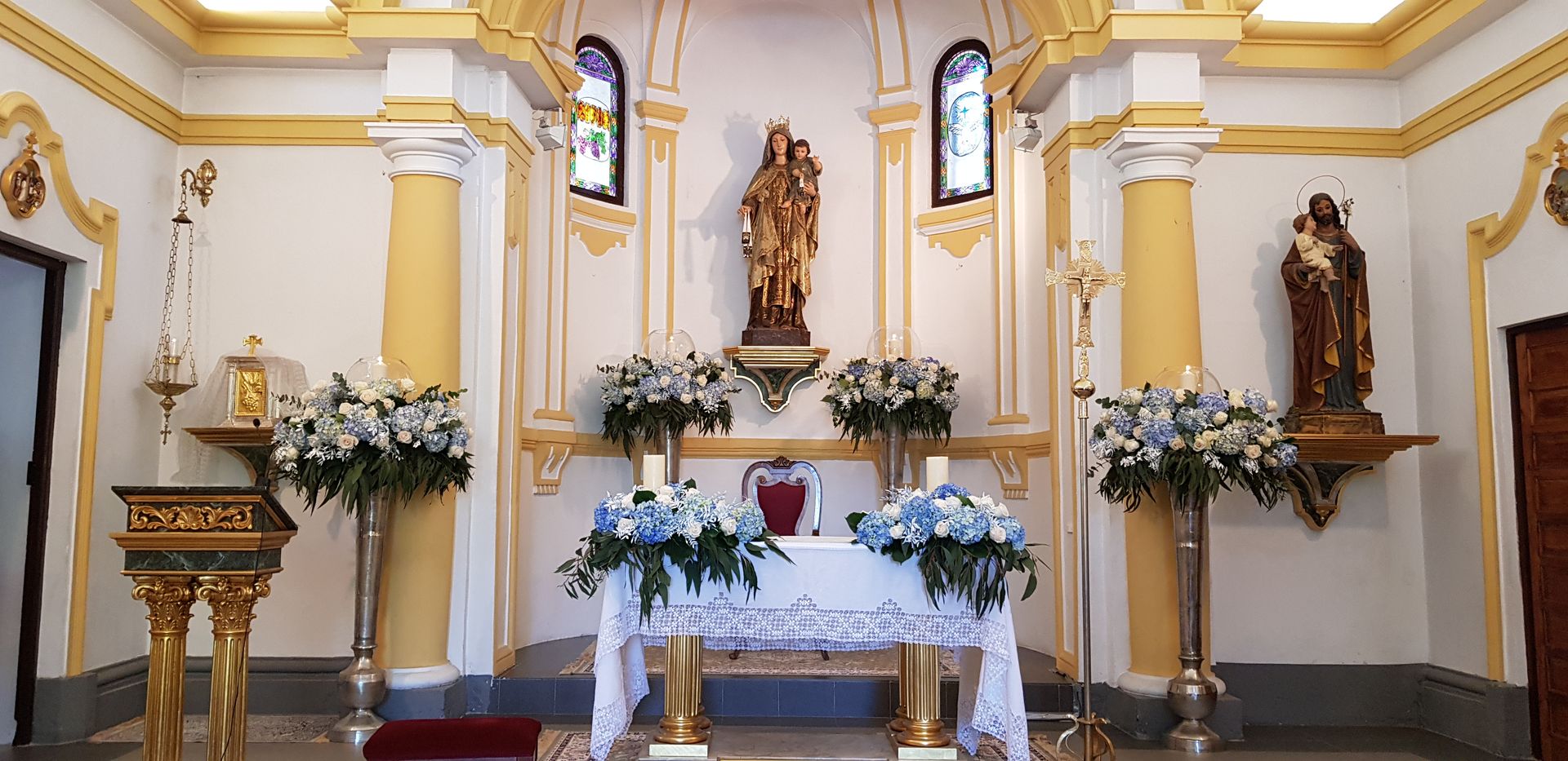 Hay una estatua de Jesús en el altar de la iglesia.