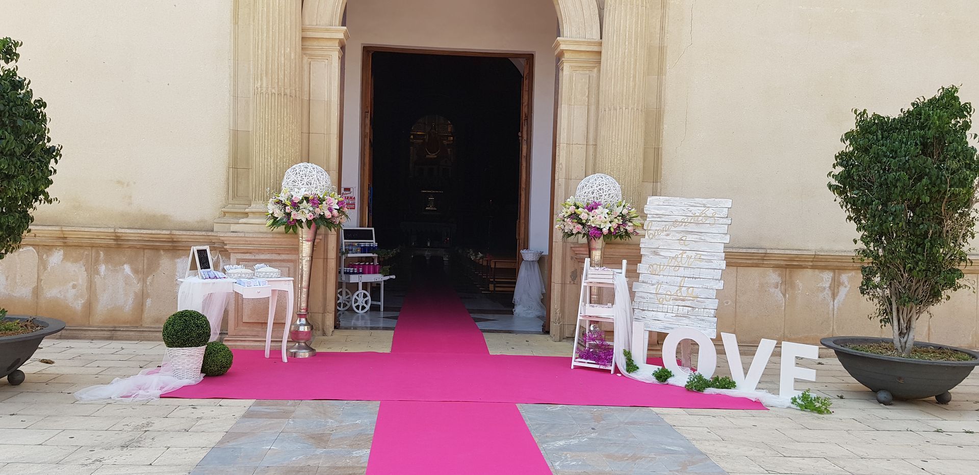 Una iglesia con una alfombra rosa y un cartel que dice amor