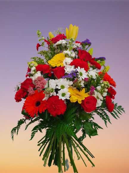 Un ramo de flores de colores sobre un fondo morado.