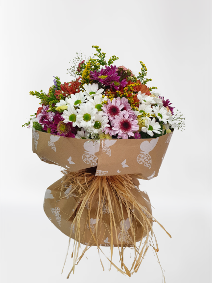 Un ramo de flores envuelto en papel marrón sobre un fondo blanco.