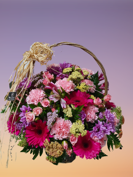 Una cesta llena de flores rosas y moradas sobre un fondo morado.