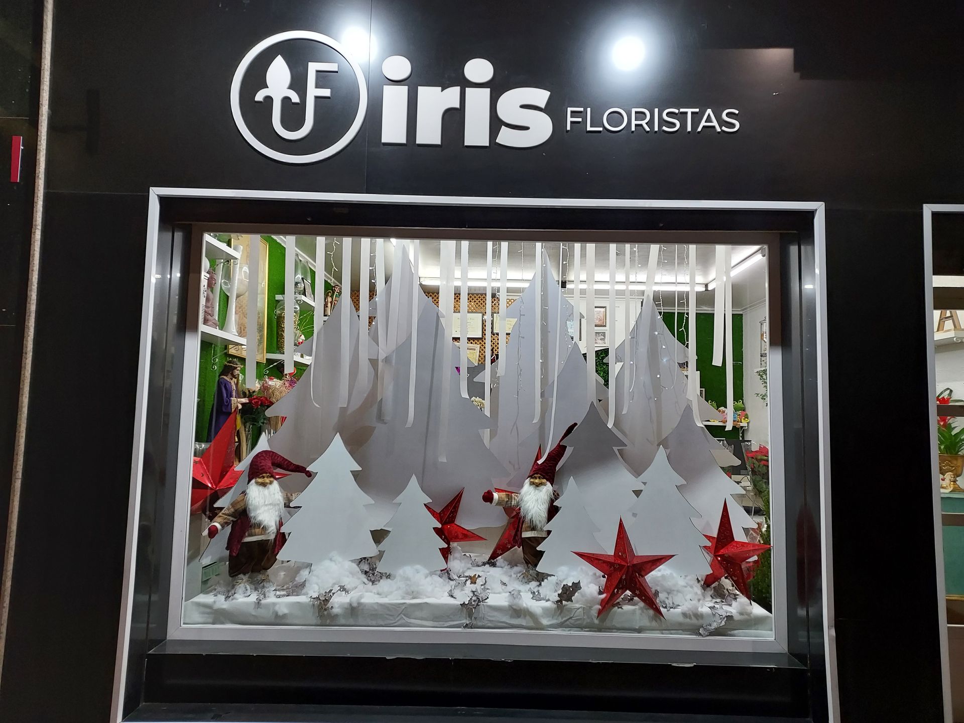Un escaparate con una decoración navideña en el escaparate.