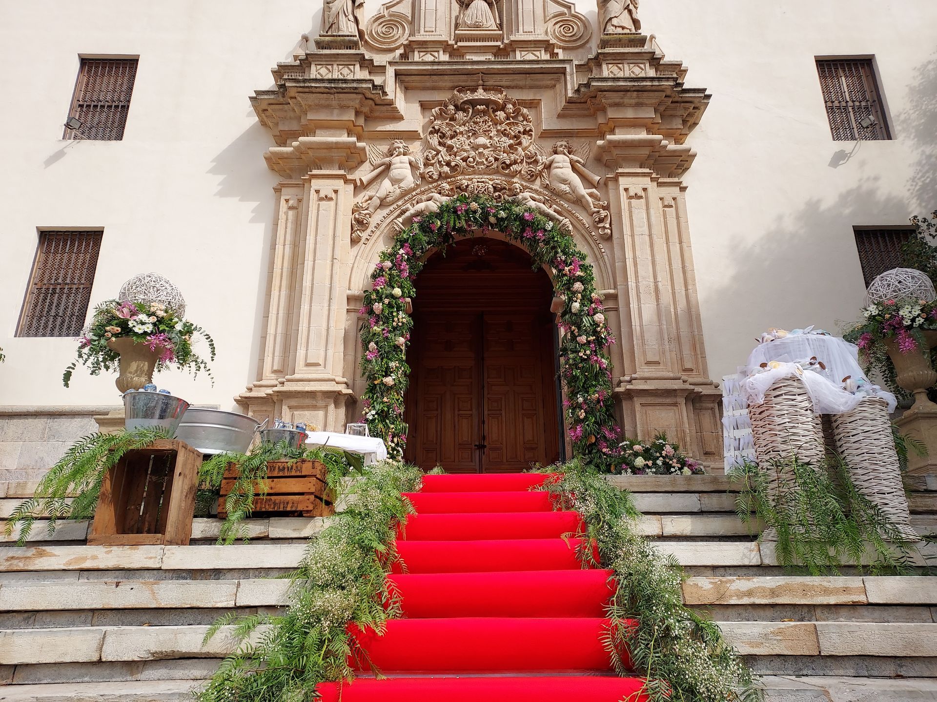 Una alfombra roja conduce a la entrada de una iglesia.