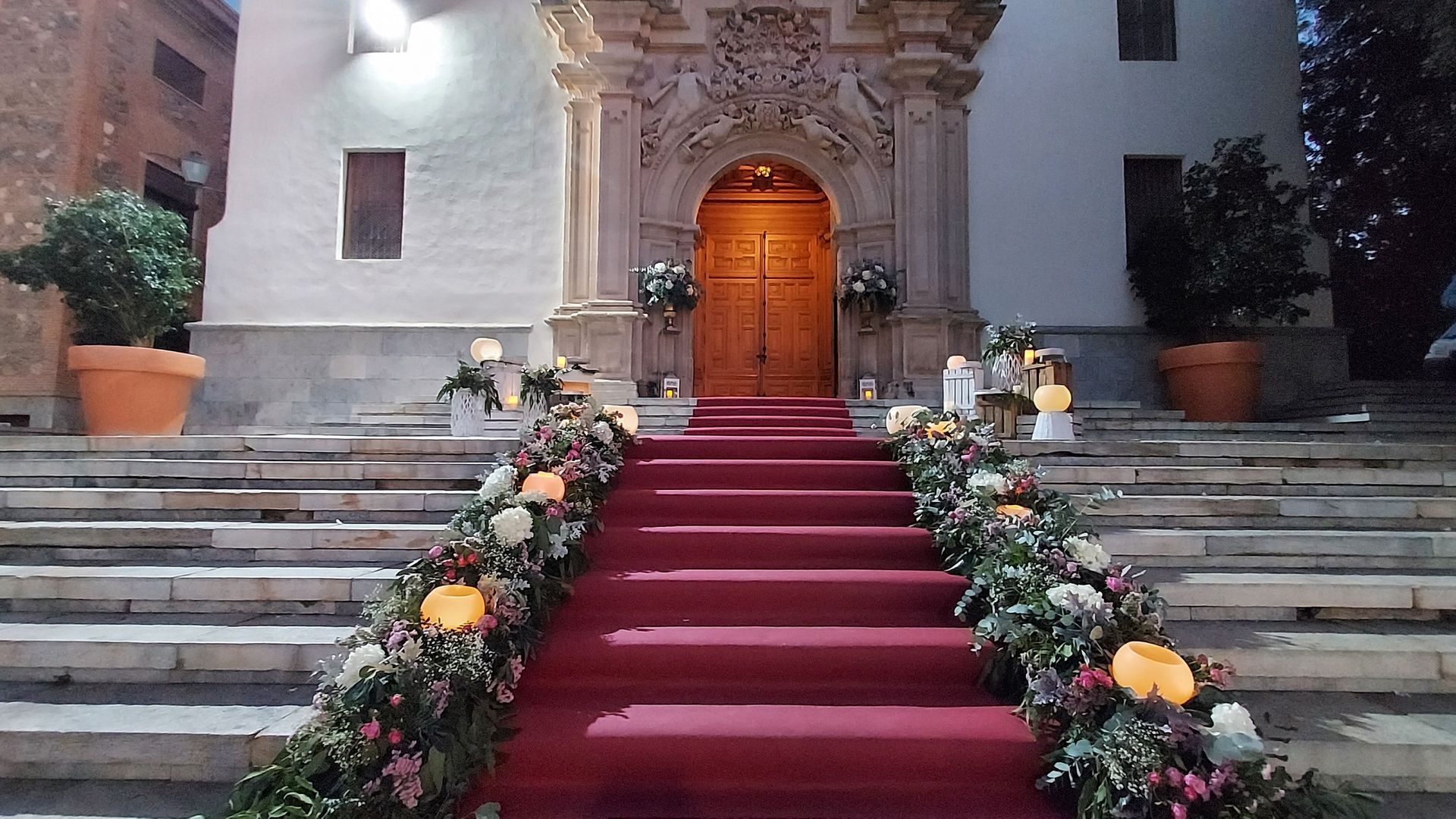Una alfombra roja conduce hasta la puerta de una iglesia.