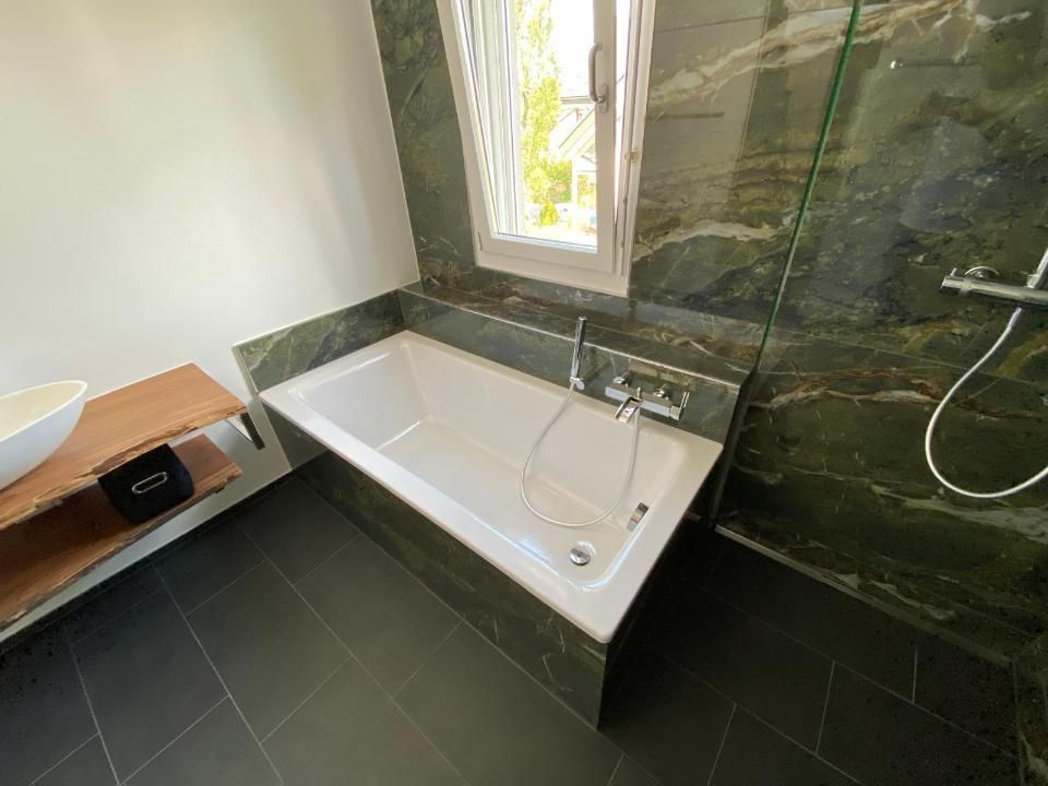 Ein Badezimmer mit Badewanne, Waschbecken und Dusche. Foto von der MS Sanitär Heizung GmbH