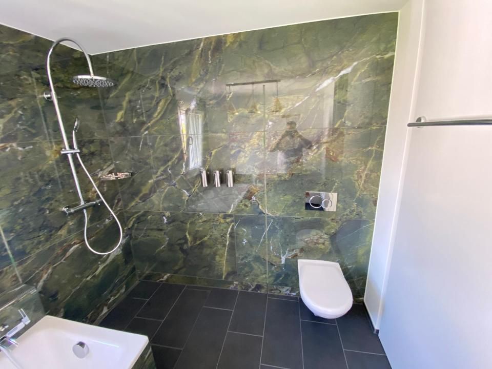Ein Badezimmer mit Toilette, Dusche und Badewanne. Foto von der MS Sanitär Heizung GmbH