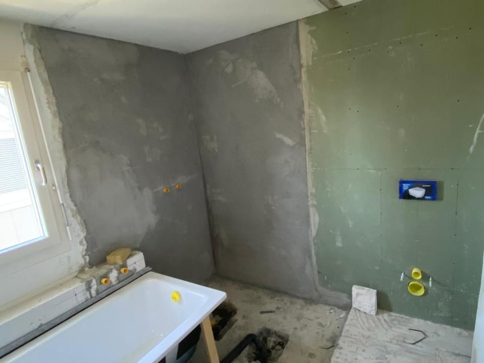 Ein im Bau befindliches Badezimmer mit Badewanne und Fenster. Foto von der MS Sanitär Heizung GmbH