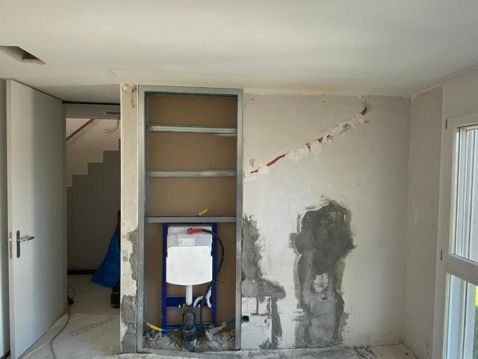 Ein Raum mit einer Toilette in der Mitte. Foto von der MS Sanitär Heizung GmbH