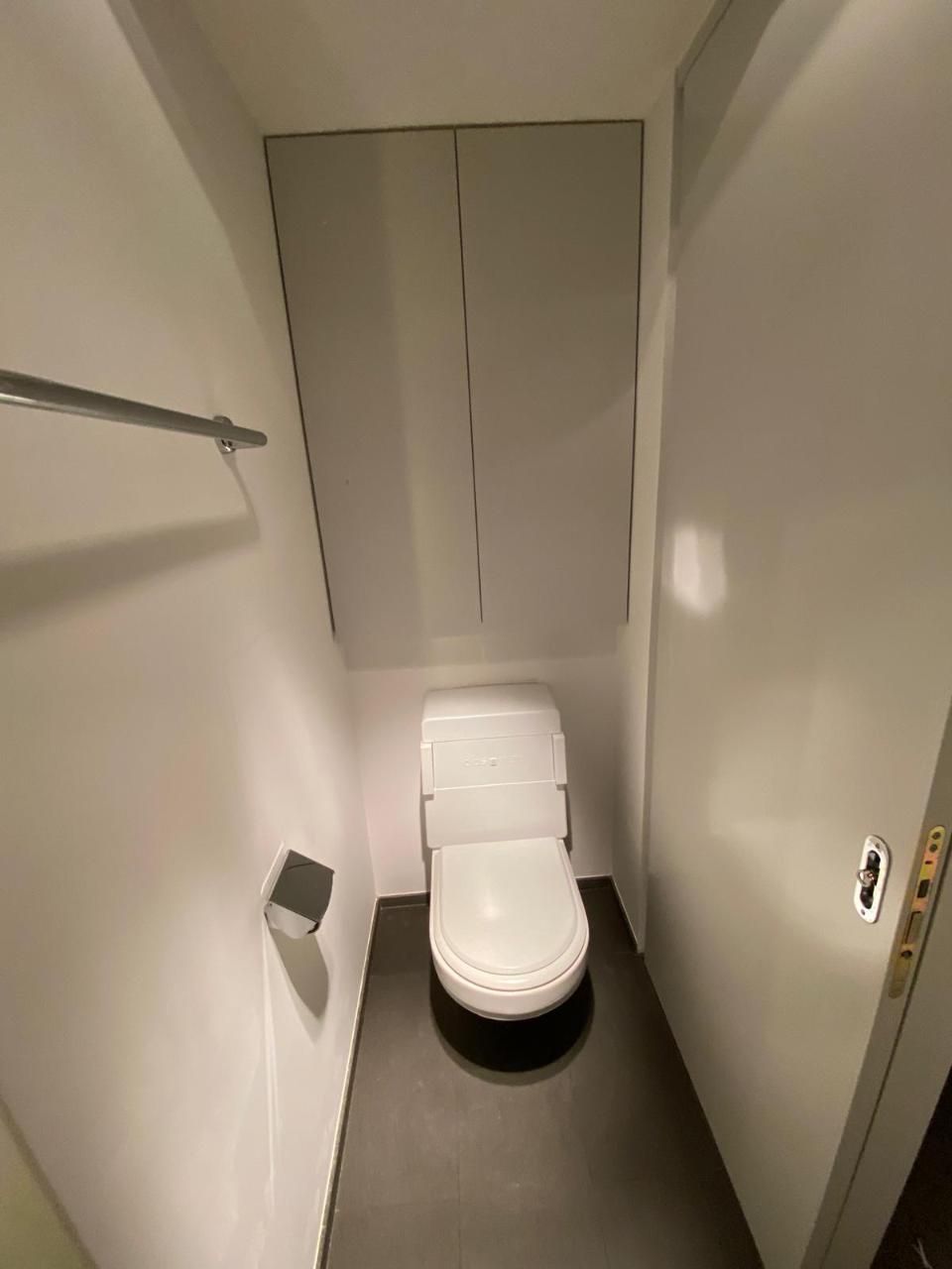 Ein kleines Badezimmer mit Toilette und Handtuchhalter. Foto von der MS Sanitär Heizung GmbH