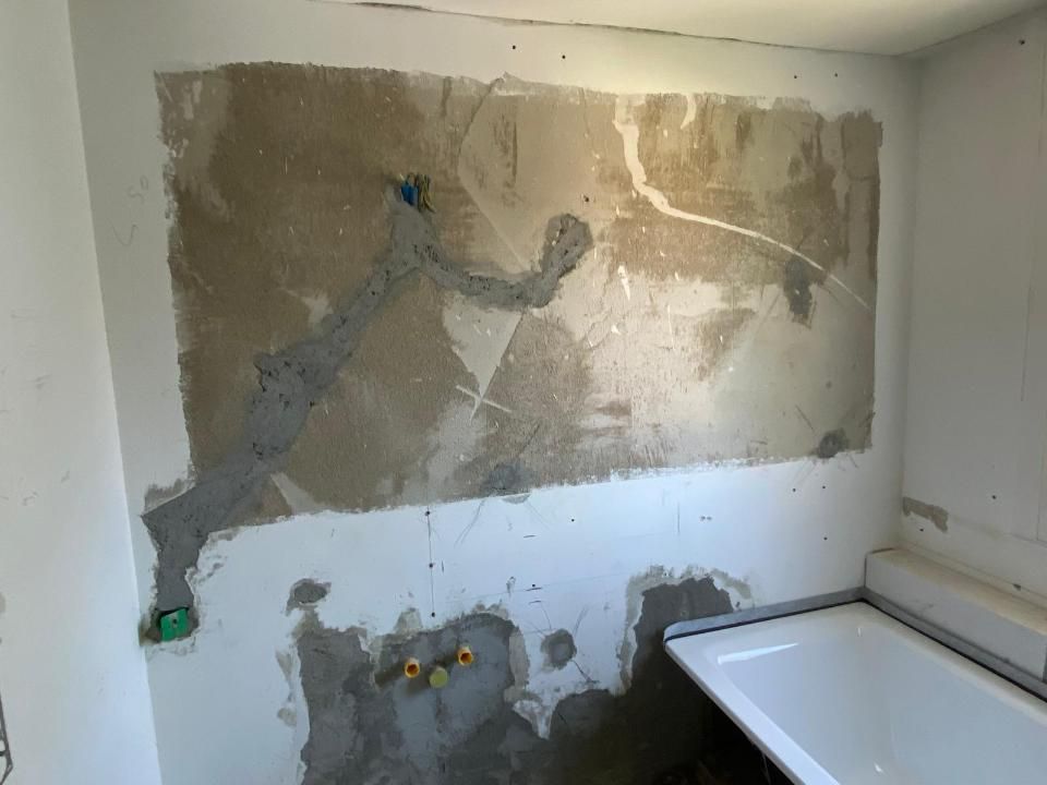 Ein Badezimmer mit Badewanne und einer Wand, die renoviert wird. Foto von der MS Sanitär Heizung GmbH