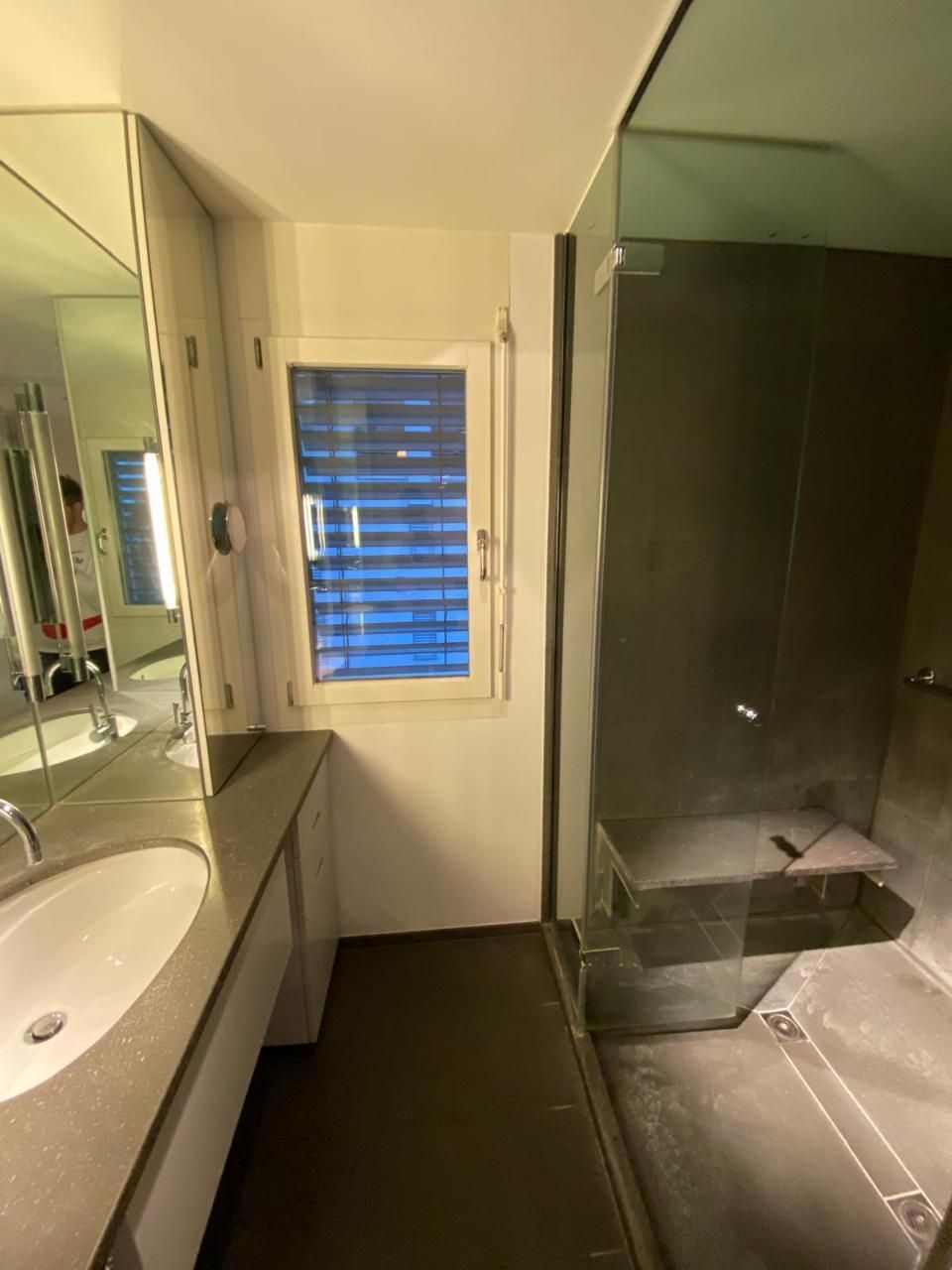 Ein Badezimmer mit Waschbecken, Spiegel und Dusche. Foto von der MS Sanitär Heizung GmbH