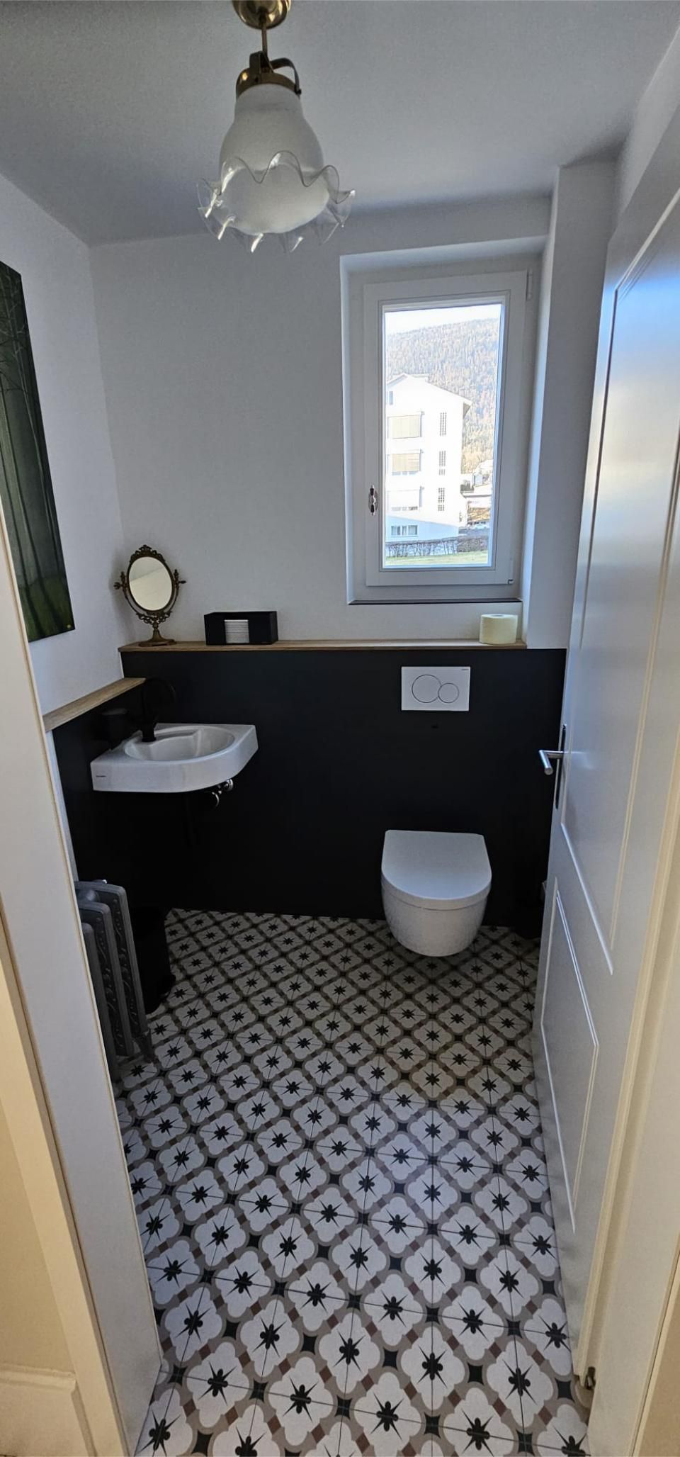 Ein Badezimmer mit Toilette, Waschbecken, Spiegel und Fenster. Foto von der MS Sanitär Heizung GmbH