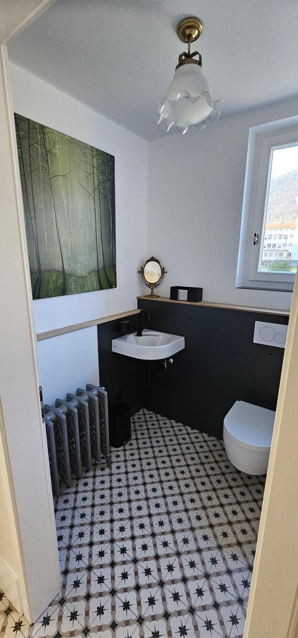 Ein Badezimmer mit Toilette, Waschbecken und Spiegel. Foto von der MS Sanitär Heizung GmbH