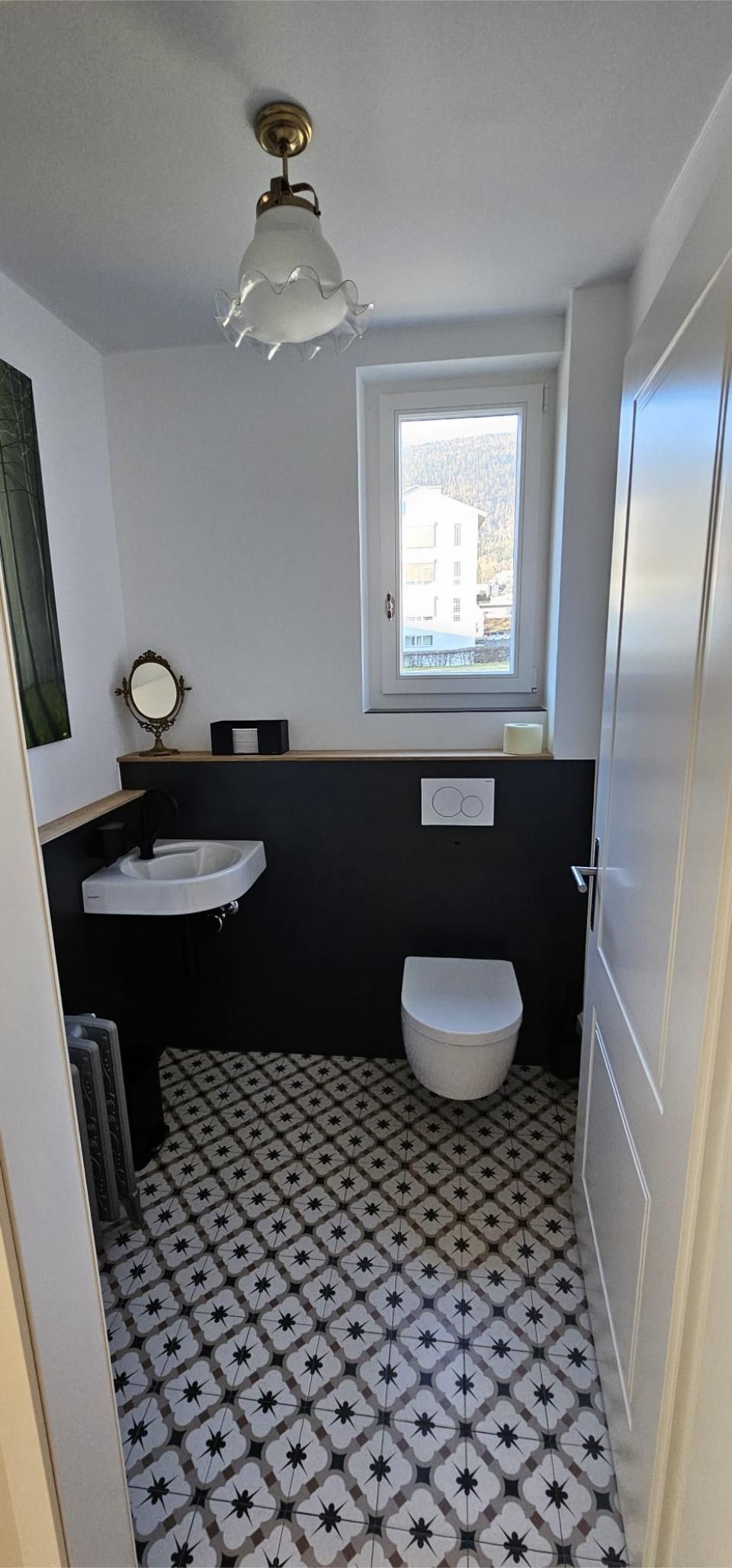 Ein Badezimmer mit Toilette, Waschbecken, Spiegel und Fenster. Foto von der MS Sanitär Heizung GmbH