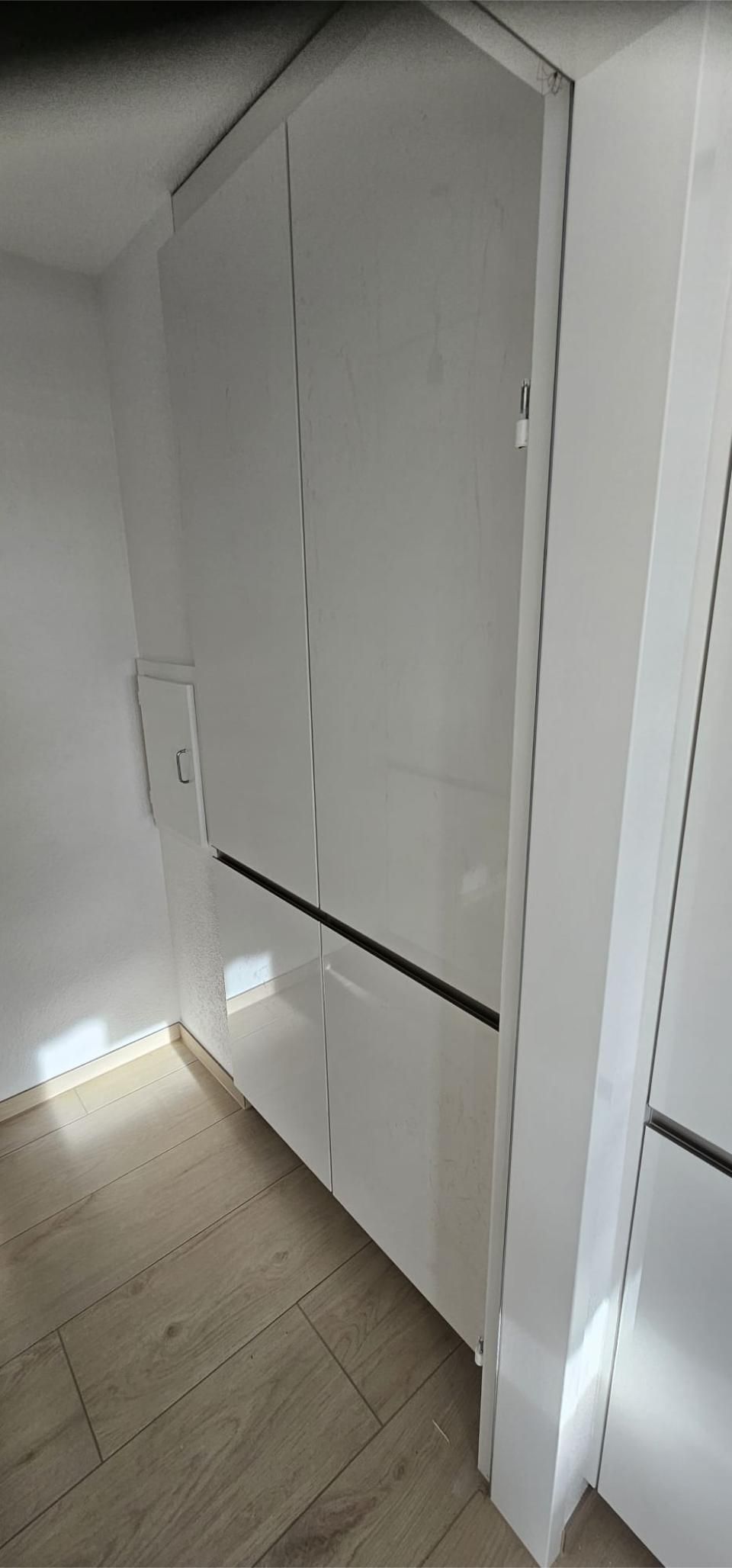 Ein Raum mit vielen weissen Wänden und einem Holzboden. Foto von der MS Sanitär Heizung GmbH