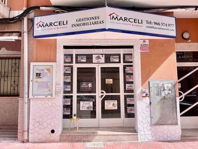 Un edificio con un cartel que dice Marceli.
