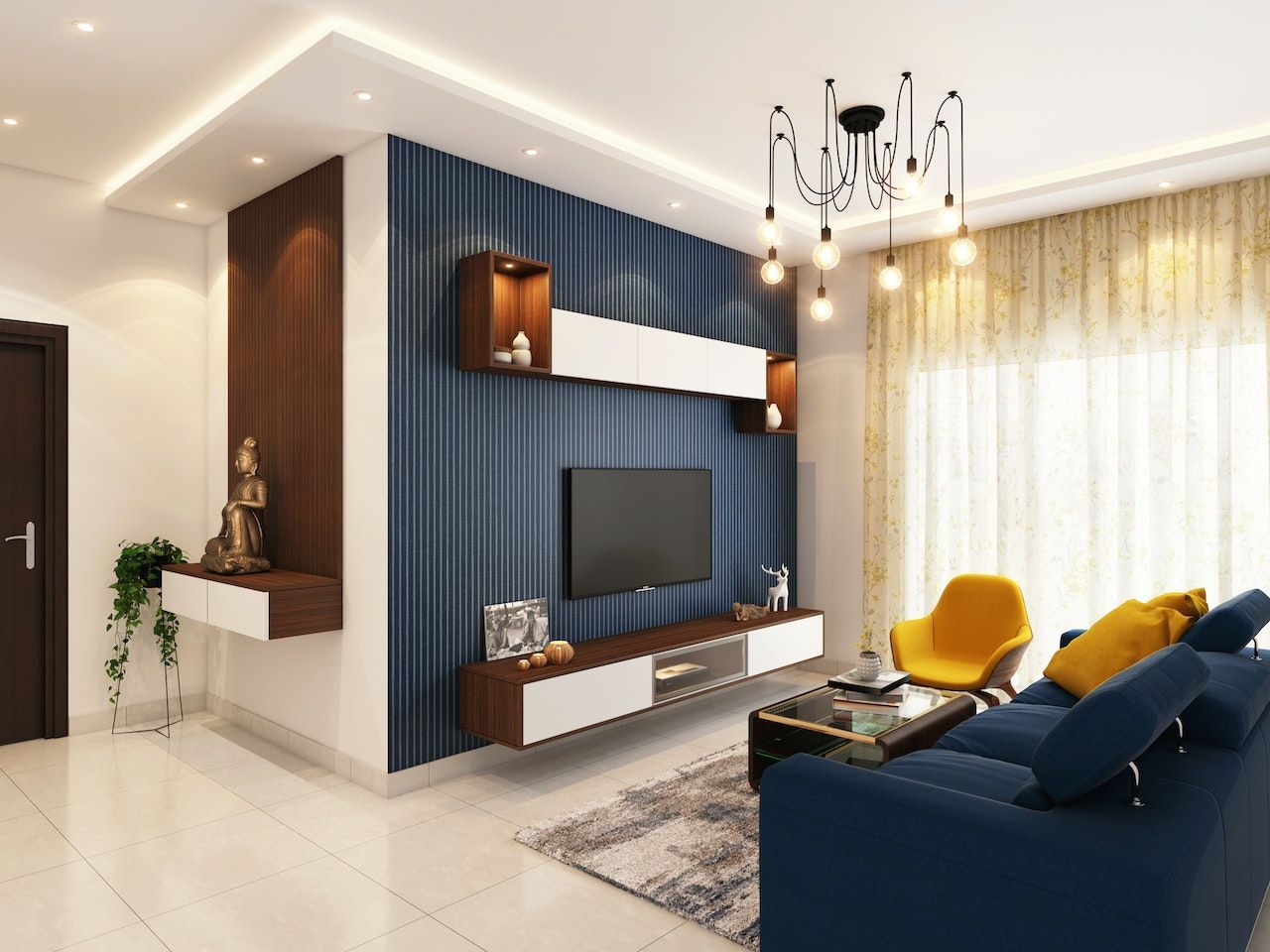 Una sala de estar con un sofá azul, sillas amarillas y un televisor de pantalla plana.
