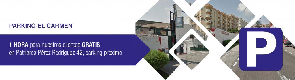 Banner de señalización de estacionamiento con texto azul y blanco, fotos de edificios y un gran ícono P blanco sobre un cuadrado morado.