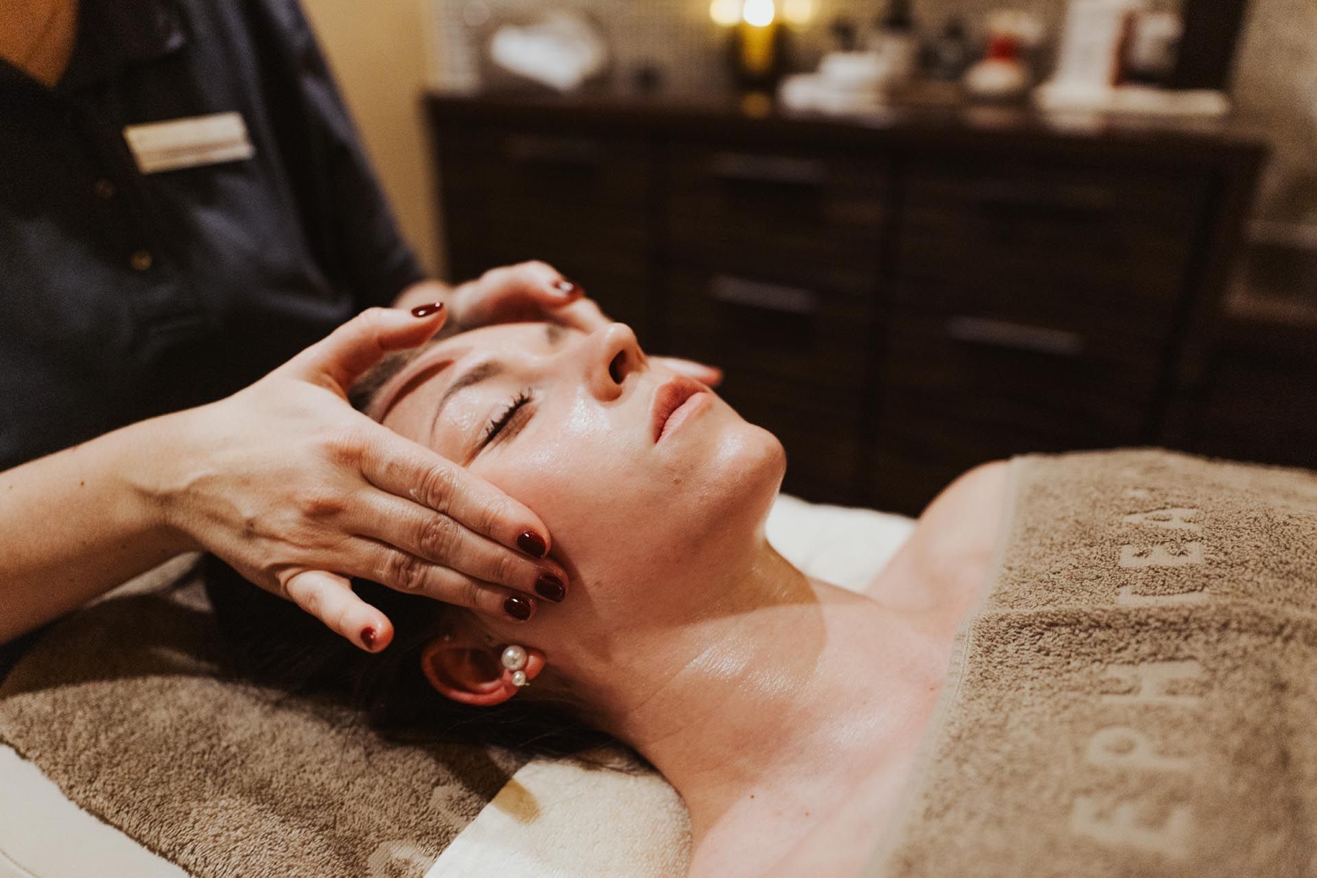 Eine Frau bekommt in einem Spa eine Gesichtsbehandlung.